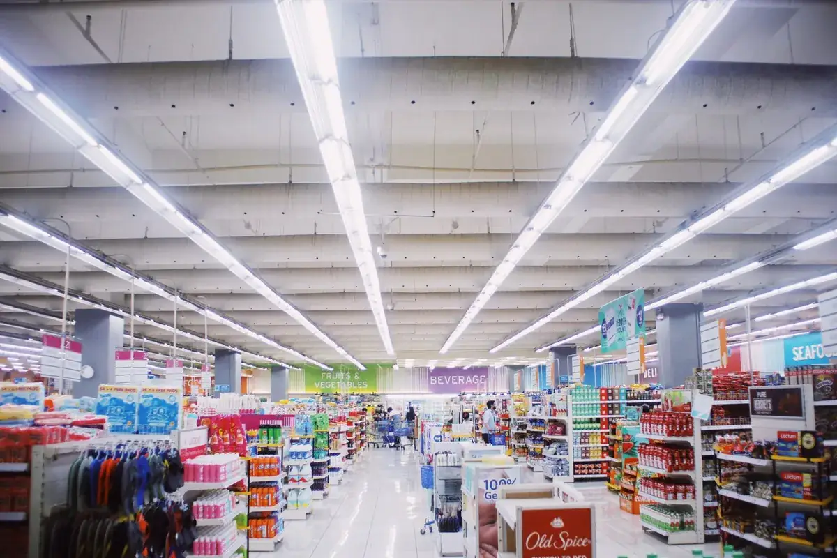 陈列着商品、灯光明亮的药妆店走道