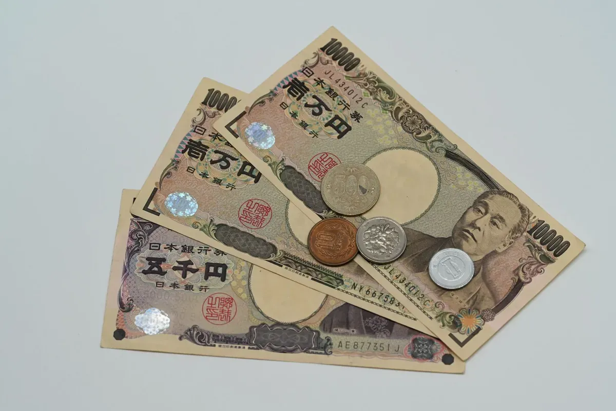 平放的日元纸币与硬币